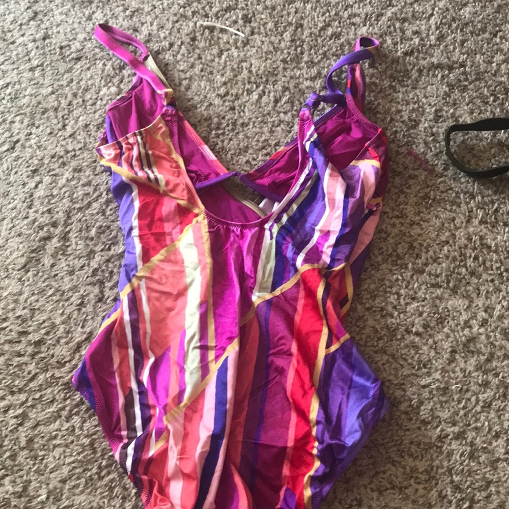 One piece - Picture 3 of 3